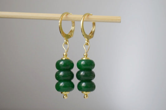 Grüne Jade Ohrringe Gold für Frauen, Edelstein Huggie Ohrringe, Zierliche kleine Jade Tropfen Ohrringe, Grüne Stein Ohrringe, Handgemachter Jade Schmuck