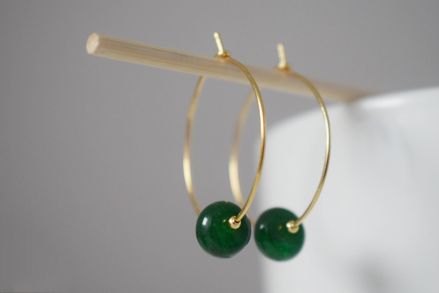 Creolen aus dunkelgrüner Jade, Edelstein-Creolen, 18 Karat vergoldeter Edelstahl, Smaragdgrün, Minimalistisch, Boho-Schmuckgeschenk