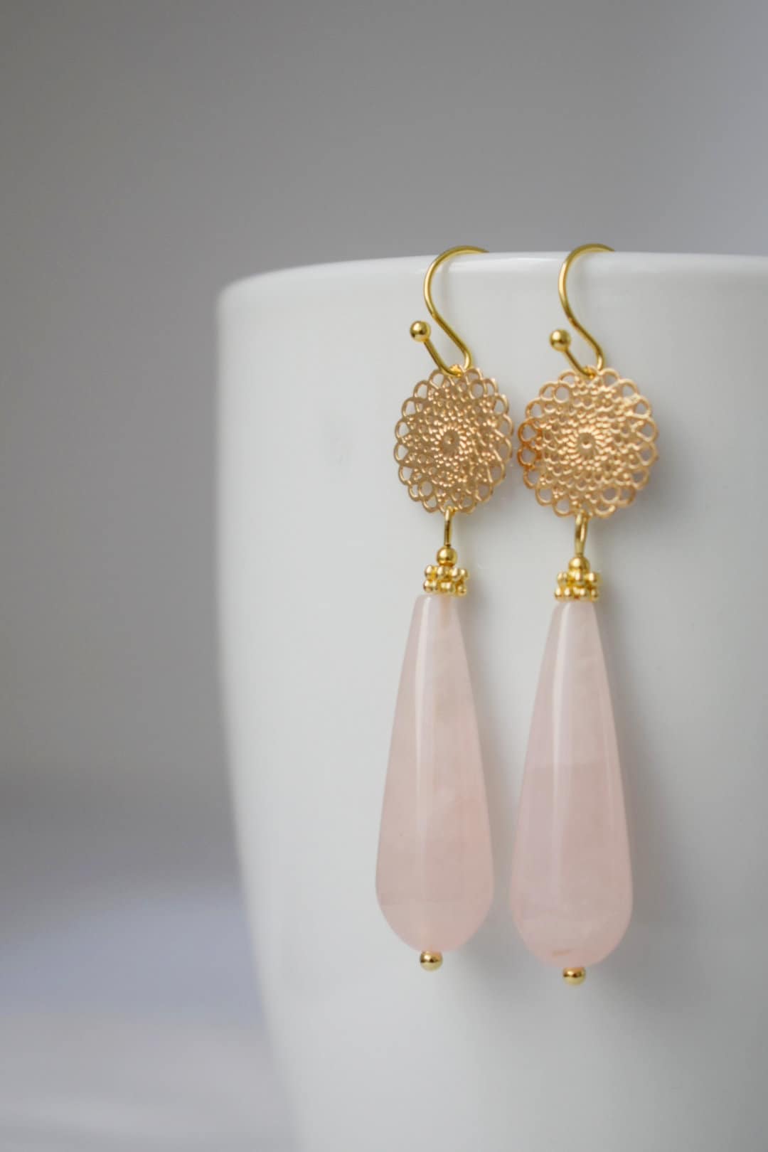 Natürliche Rosenquarz Ohrringe Gold, Lange Tropfen Ohrringe, Mandala, Edelstein Tropfen Ohrringe, Hochzeit Ohrringe, Rosenquarz Schmuck