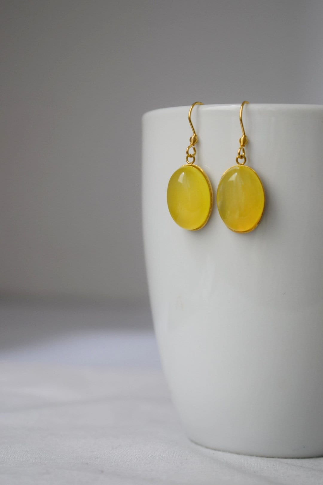 Gelbe Achat Ohrringe Gold, Ovale Edelstein Ohrringe, Naturstein Hängeohrringe Damen, Goldener Schmuck für Sie, Muttertagsgeschenk