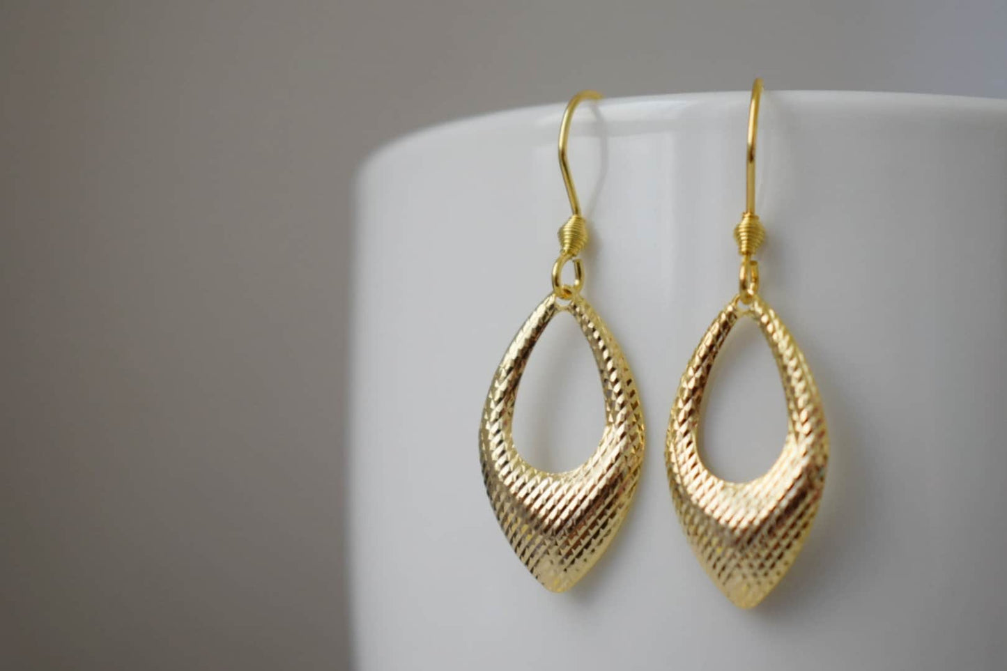 Tropfenohrringe mit goldenem Anhänger, minimalistisch, geometrische Hängeohrringe in Gold, kleiner Schmuck als Geburtstagsgeschenk für Frauen, Mama, Frau