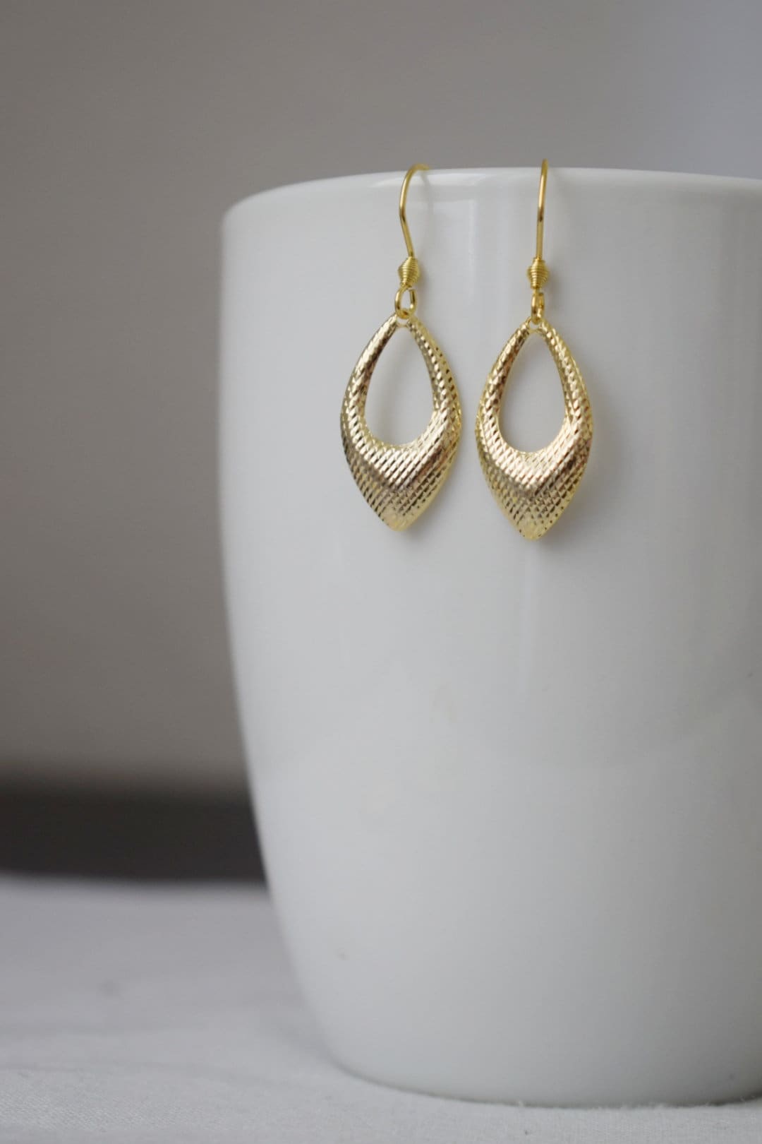 Tropfenohrringe mit goldenem Anhänger, minimalistisch, geometrische Hängeohrringe in Gold, kleiner Schmuck als Geburtstagsgeschenk für Frauen, Mama, Frau