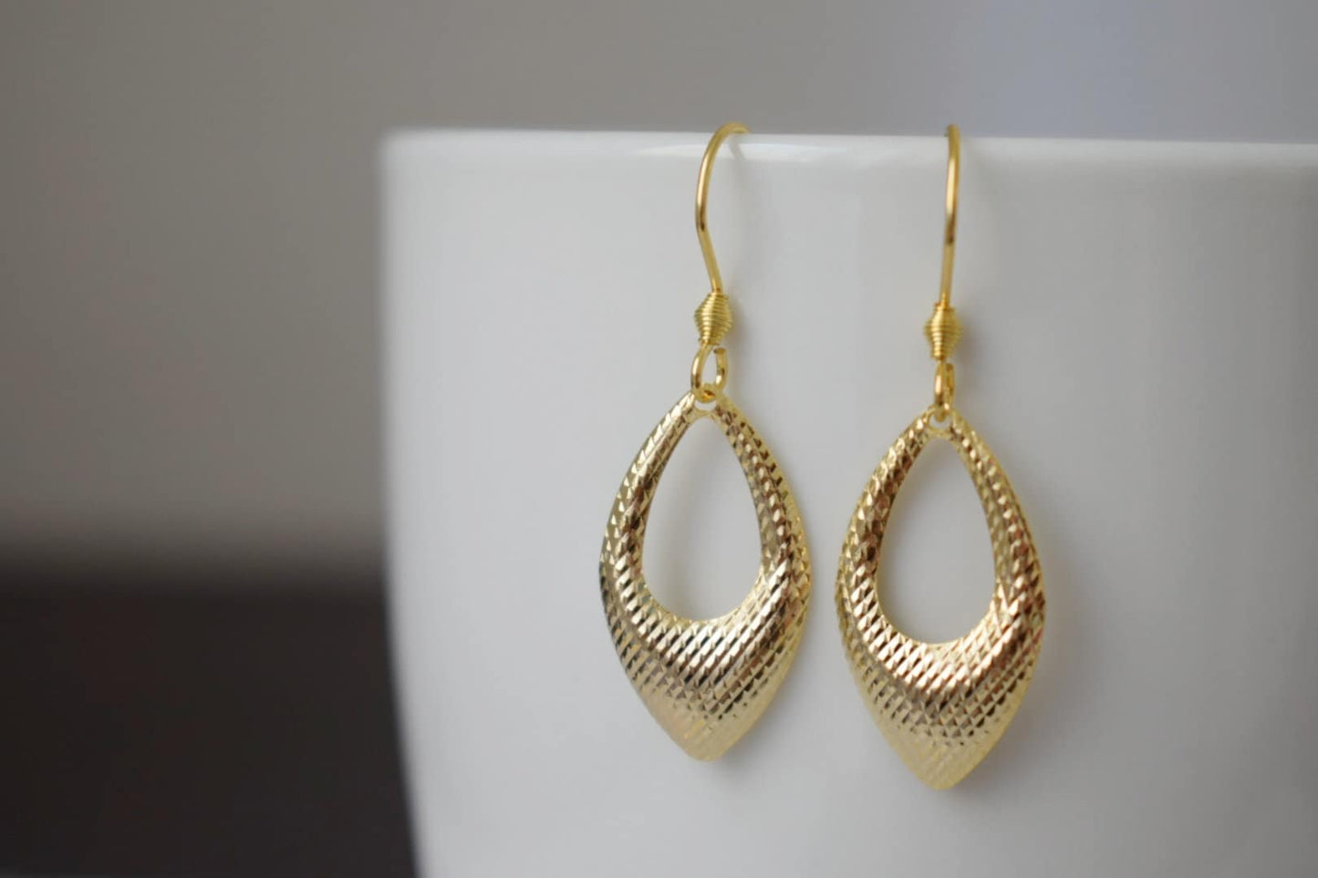 Tropfenohrringe mit goldenem Anhänger, minimalistisch, geometrische Hängeohrringe in Gold, kleiner Schmuck als Geburtstagsgeschenk für Frauen, Mama, Frau