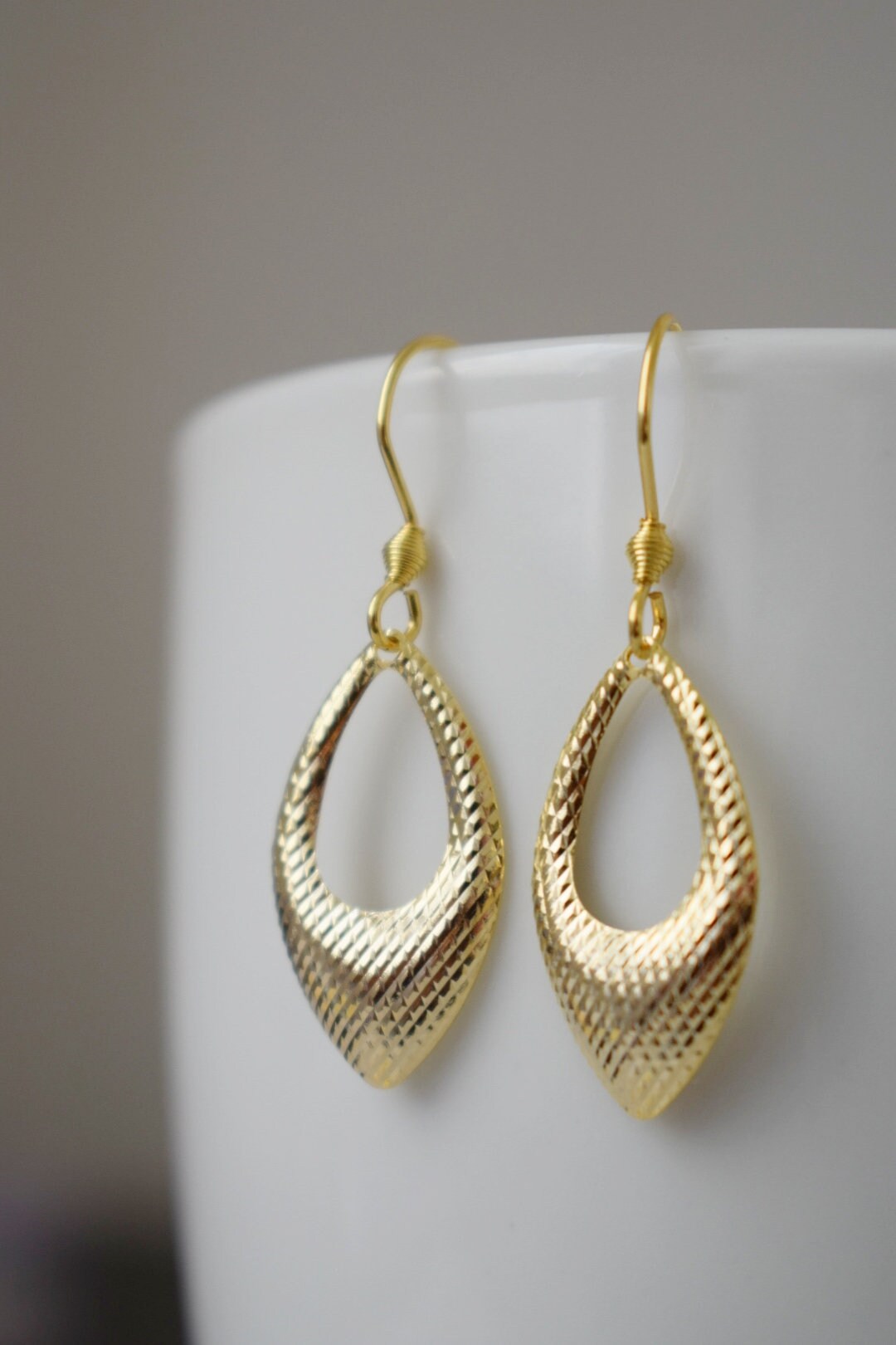 Tropfenohrringe mit goldenem Anhänger, minimalistisch, geometrische Hängeohrringe in Gold, kleiner Schmuck als Geburtstagsgeschenk für Frauen, Mama, Frau