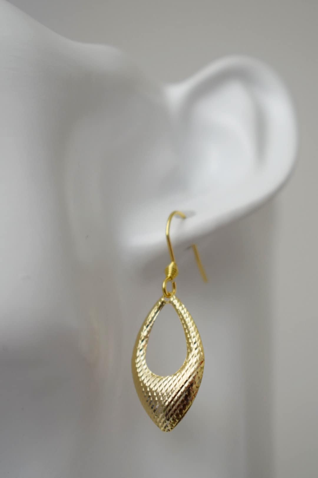 Tropfenohrringe mit goldenem Anhänger, minimalistisch, geometrische Hängeohrringe in Gold, kleiner Schmuck als Geburtstagsgeschenk für Frauen, Mama, Frau