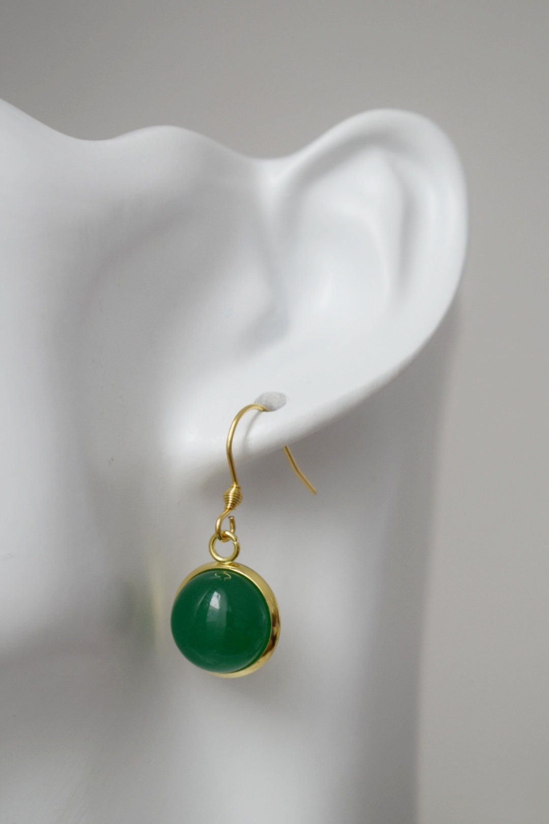 Jadegrüne Ohrringe, runde Edelstein-Ohrringe, 12 mm Stein-Ohrhänger, 18 Karat vergoldeter Edelstahlschmuck, Bestes Geschenk für Sie