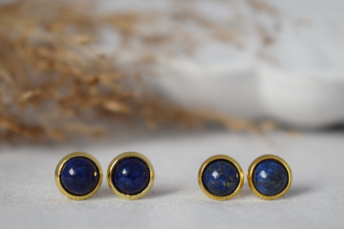 Lapis Ohrstecker Gold, Blaue Lapis Ohrringe Gold, Rund, Minimalistisch, 8mm, Lapislazuli Schmuck, September Geburtsstein, Handgemachter Schmuck