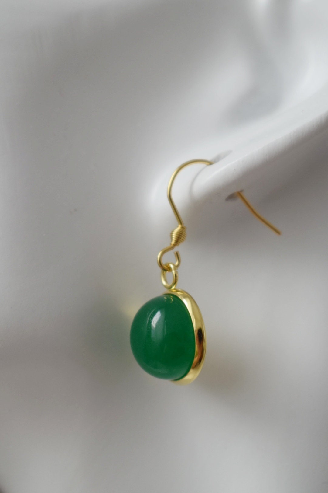 Jadegrüne Ohrringe, runde Edelstein-Ohrringe, 12 mm Stein-Ohrhänger, 18 Karat vergoldeter Edelstahlschmuck, Bestes Geschenk für Sie