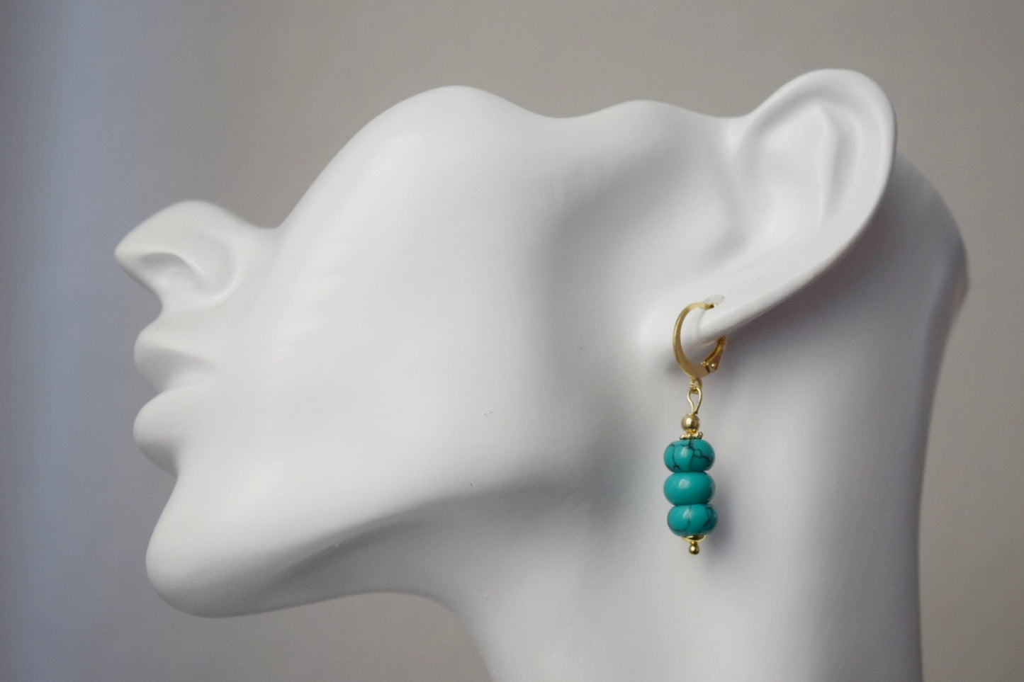 Türkisfarbene Ohrhänger in Gold, Edelstein-Ohrringe, zierliche Perlenohrringe, vergoldeter Edelstahl, handgefertigter türkisfarbener Schmuck