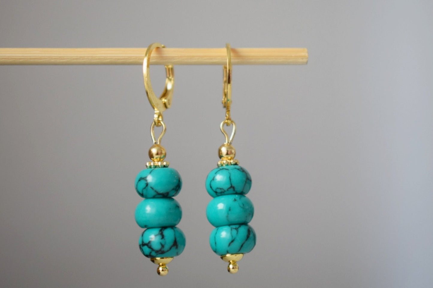 Türkisfarbene Ohrhänger in Gold, Edelstein-Ohrringe, zierliche Perlenohrringe, vergoldeter Edelstahl, handgefertigter türkisfarbener Schmuck