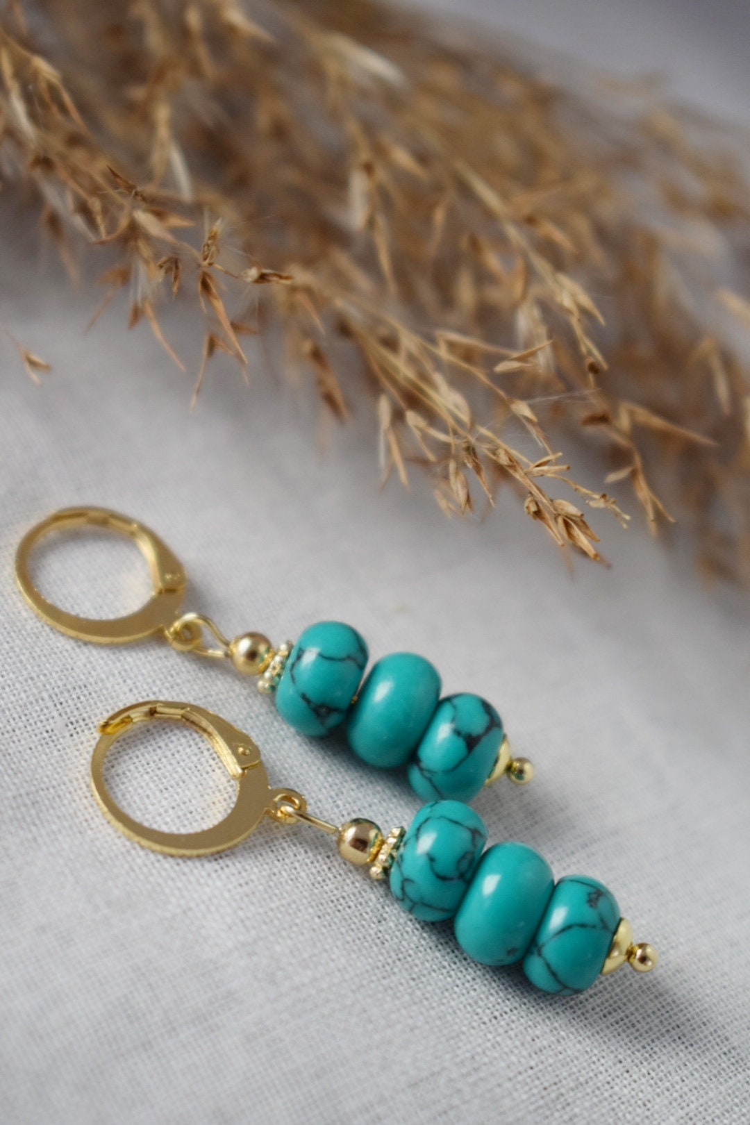 Türkisfarbene Ohrhänger in Gold, Edelstein-Ohrringe, zierliche Perlenohrringe, vergoldeter Edelstahl, handgefertigter türkisfarbener Schmuck