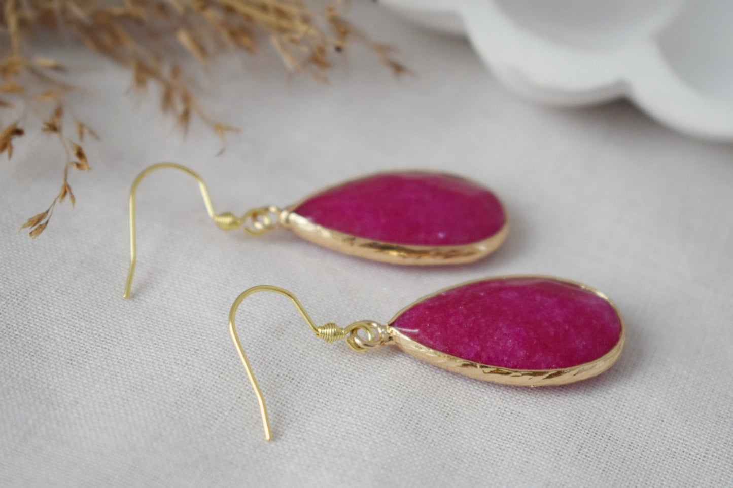 Tropfenförmige rosa Jade-Ohrringe, Lange vergoldete Edelstein-Ohrringe, Facettierte magentafarbene Anhänger-Ohrringe, Edelstahl, Jade-Gold-Schmuck
