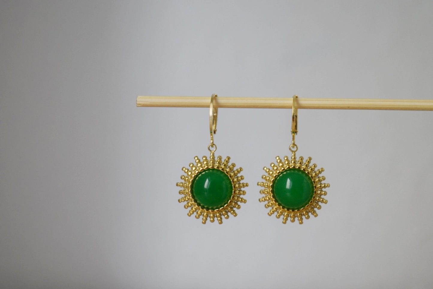 Grüne Jade Ohrringe Gold, Sonnenstrahlen Huggie Ohrringe, Sunburst, Grüne Edelstein Tropfen Ohrringe, Himmlisch, Naturstein, Schmuck Geschenk für Sie