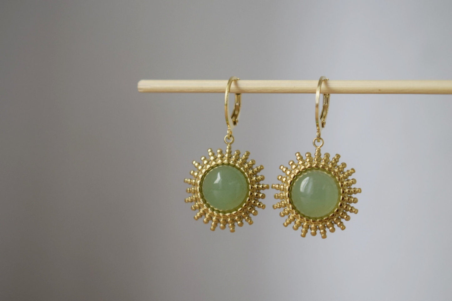 Aventurin Ohrringe Gold, Sonnenstrahlen Huggie Ohrringe, Sunburst, Grüne Edelstein Tropfen Ohrringe, Celestial, Aventurin Schmuck, Geschenk für Sie