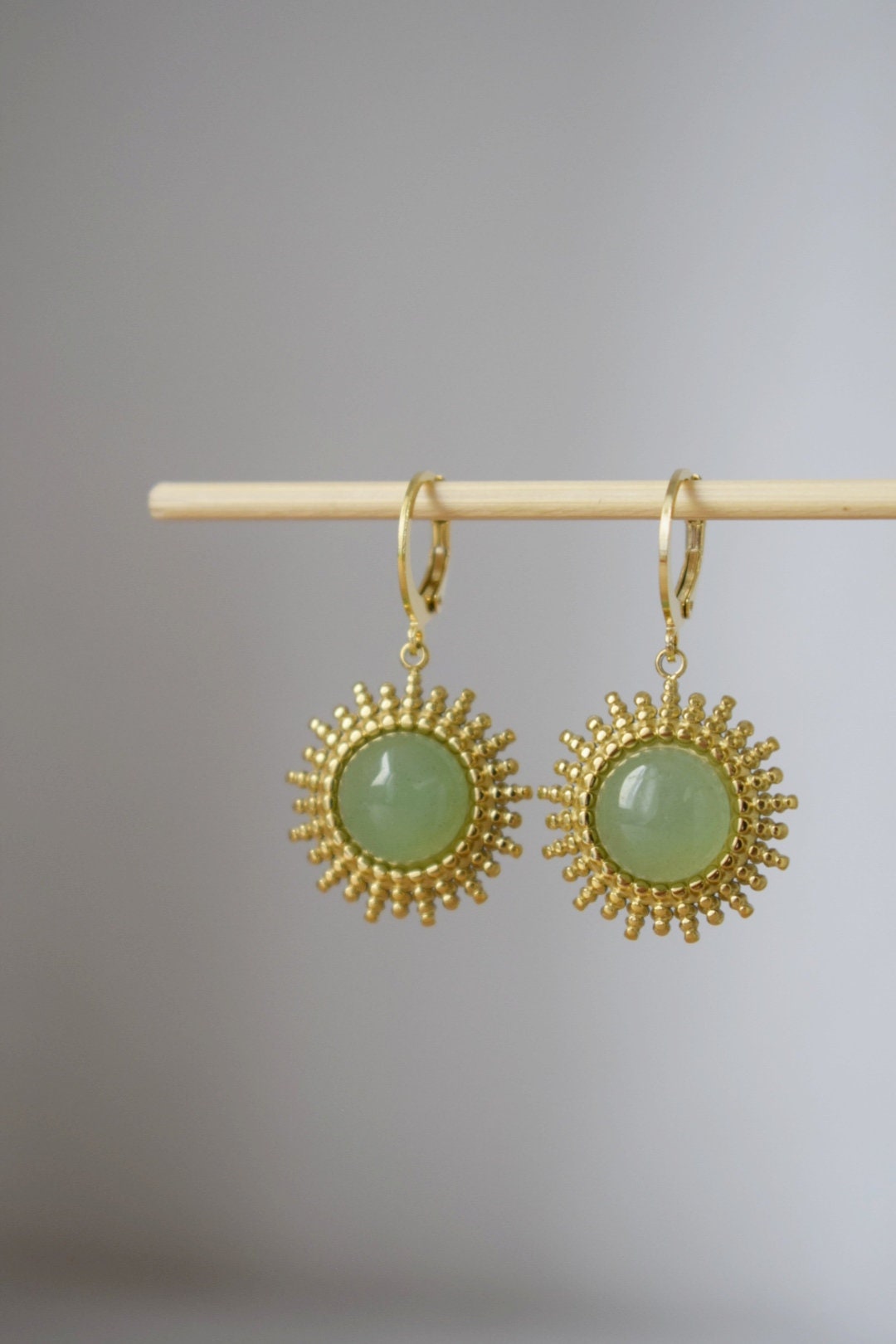 Aventurin Ohrringe Gold, Sonnenstrahlen Huggie Ohrringe, Sunburst, Grüne Edelstein Tropfen Ohrringe, Celestial, Aventurin Schmuck, Geschenk für Sie