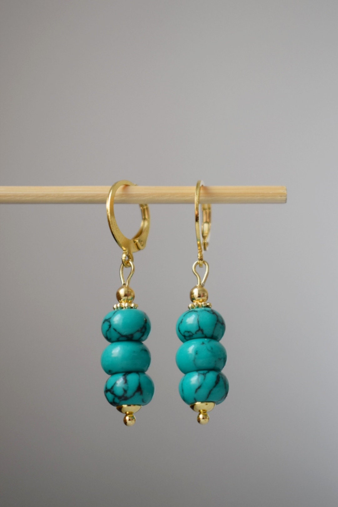 Türkisfarbene Ohrhänger in Gold, Edelstein-Ohrringe, zierliche Perlenohrringe, vergoldeter Edelstahl, handgefertigter türkisfarbener Schmuck