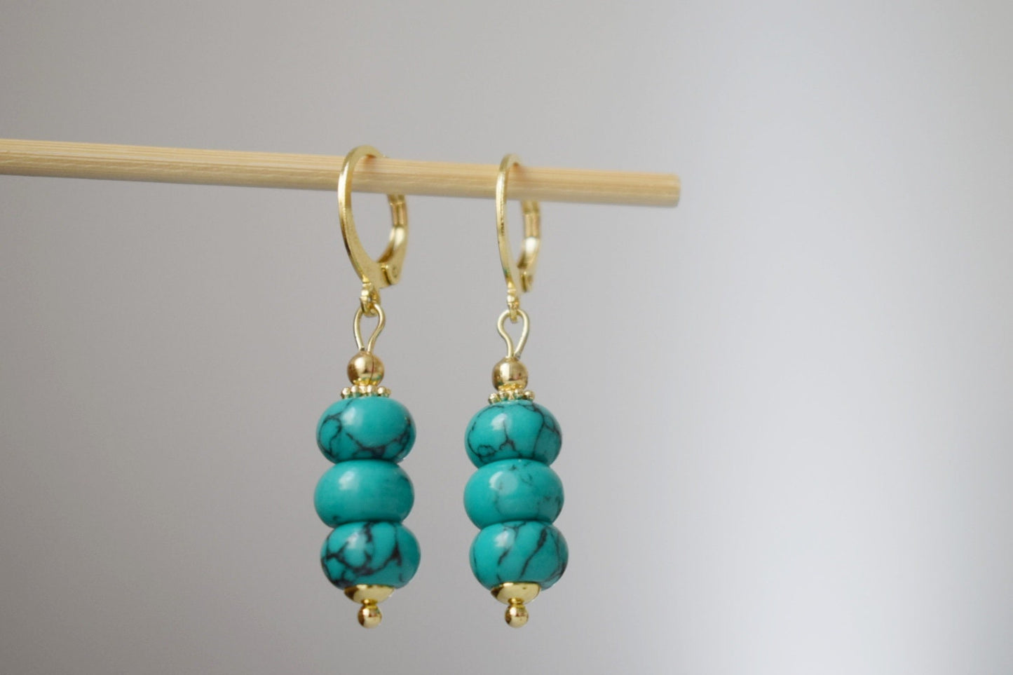 Türkisfarbene Ohrhänger in Gold, Edelstein-Ohrringe, zierliche Perlenohrringe, vergoldeter Edelstahl, handgefertigter türkisfarbener Schmuck