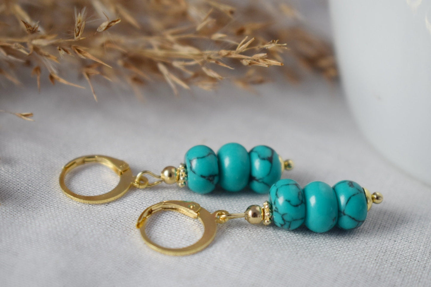 Türkisfarbene Ohrhänger in Gold, Edelstein-Ohrringe, zierliche Perlenohrringe, vergoldeter Edelstahl, handgefertigter türkisfarbener Schmuck