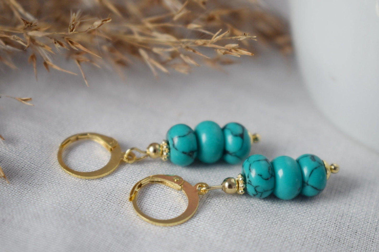 Türkisfarbene Ohrhänger in Gold, Edelstein-Ohrringe, zierliche Perlenohrringe, vergoldeter Edelstahl, handgefertigter türkisfarbener Schmuck