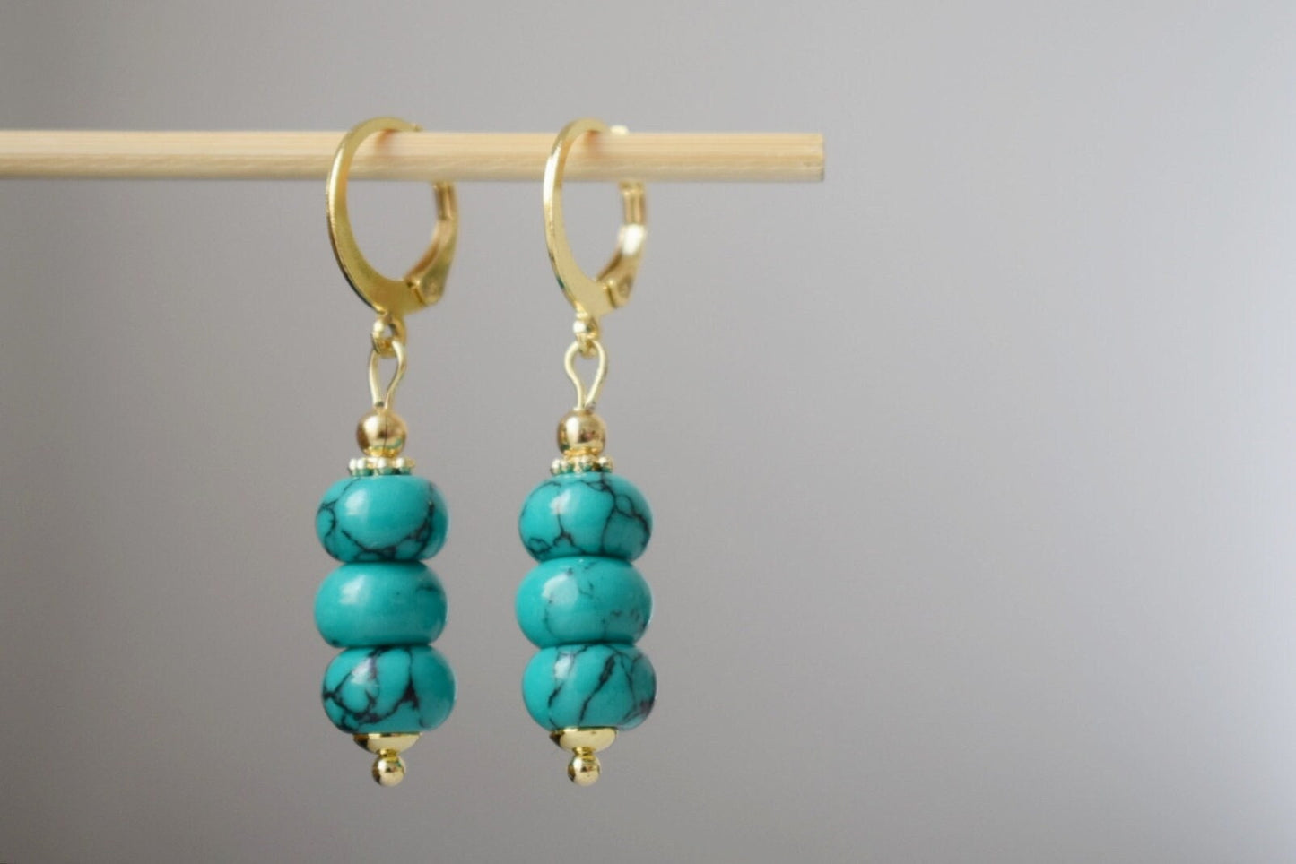 Türkisfarbene Ohrhänger in Gold, Edelstein-Ohrringe, zierliche Perlenohrringe, vergoldeter Edelstahl, handgefertigter türkisfarbener Schmuck