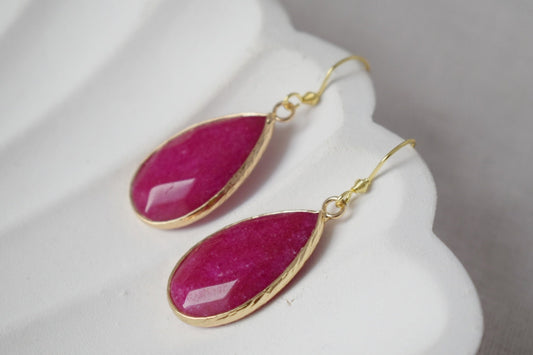 Teardrop pink jade earrings, Long gold plated gemstone earrings, Faceted magenta pendant earrings, Stainless steel, Jade gold jewelry