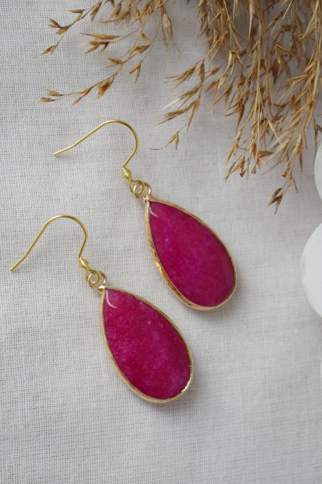 Tropfenförmige rosa Jade-Ohrringe, Lange vergoldete Edelstein-Ohrringe, Facettierte magentafarbene Anhänger-Ohrringe, Edelstahl, Jade-Gold-Schmuck