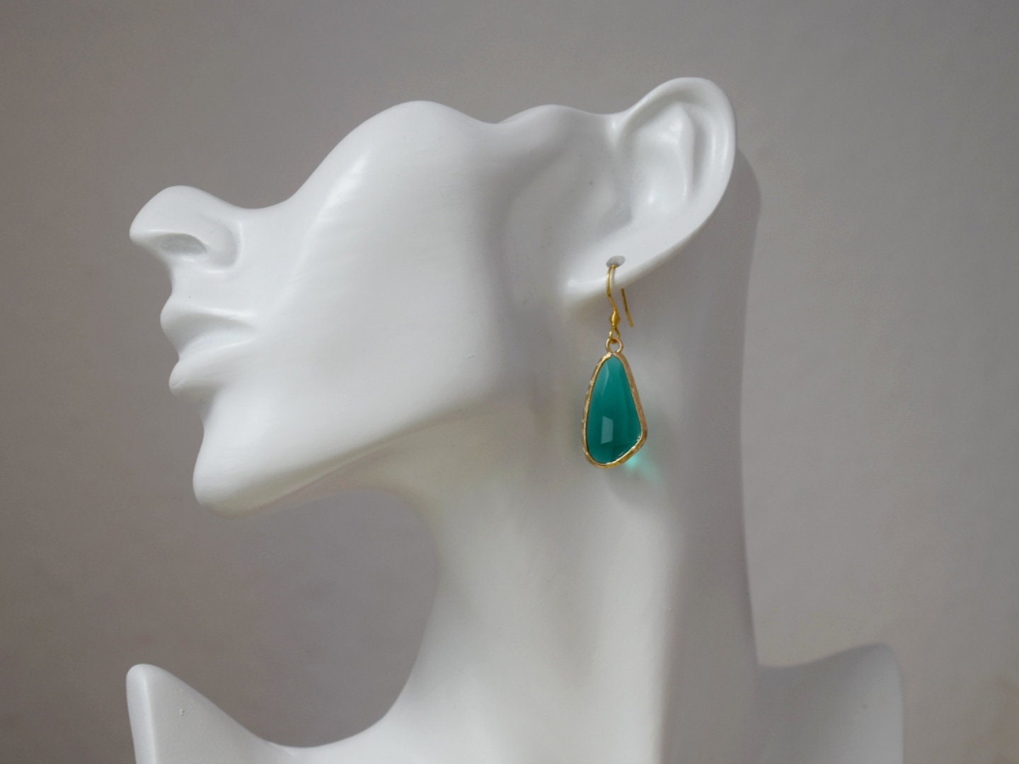 Grüne Glasohrringe, Große Tropfenohrringe, Facettierte Ohrringe, Lange Tropfenohrringe, Boho Hängeohrringe, Glasgoldschmuck