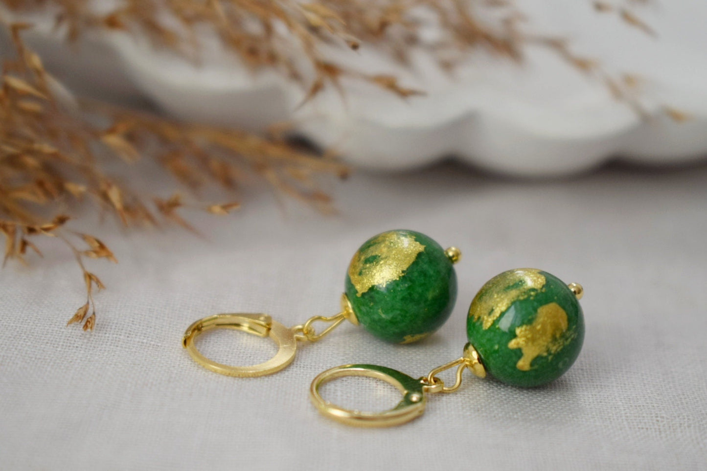 Grüne Jade Ohrringe, Jade Perlen Ohrringe, Edelstein Huggies, Grüne Jade Perle mit Goldfolie, Perlen Hängeohrringe, Leverback, Geschenk für Sie
