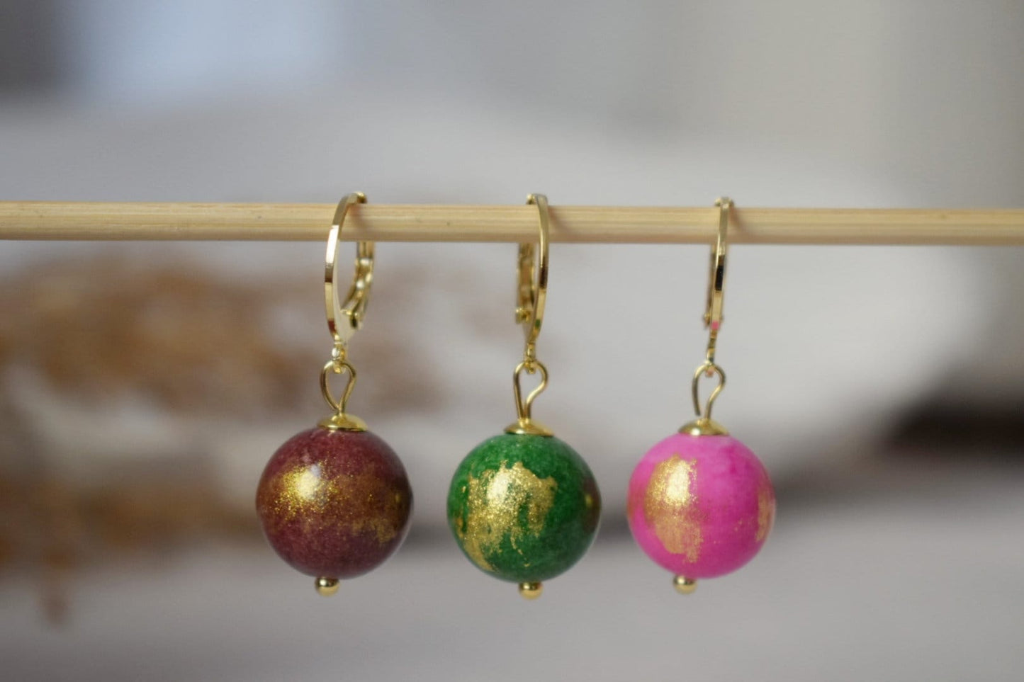 Fuchsia rosa Jade Ohrringe, Edelstein Perlen Huggie Creolen, Perlen Hängeohrringe, Einzigartiger Schmuck, Valentinstag Geschenk für Sie