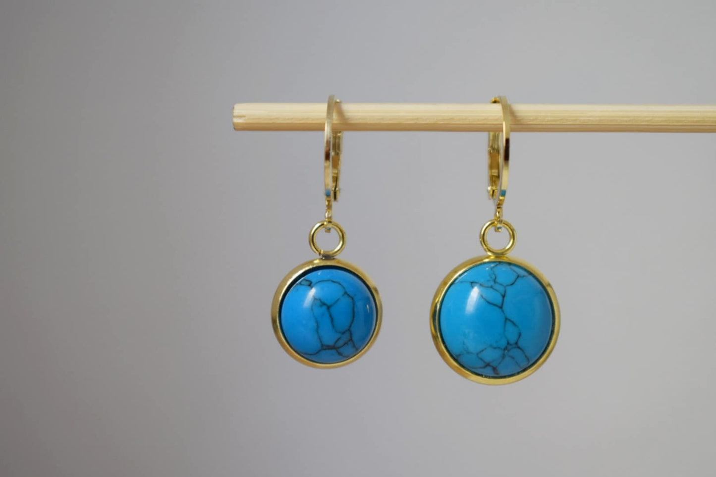 Türkisfarbene Ohrringe in Gold, Huggie-Ohrringe, runde Edelstein-Hängeohrringe, Lever Back-Creolen, Türkisschmuck, Geschenk für Sie