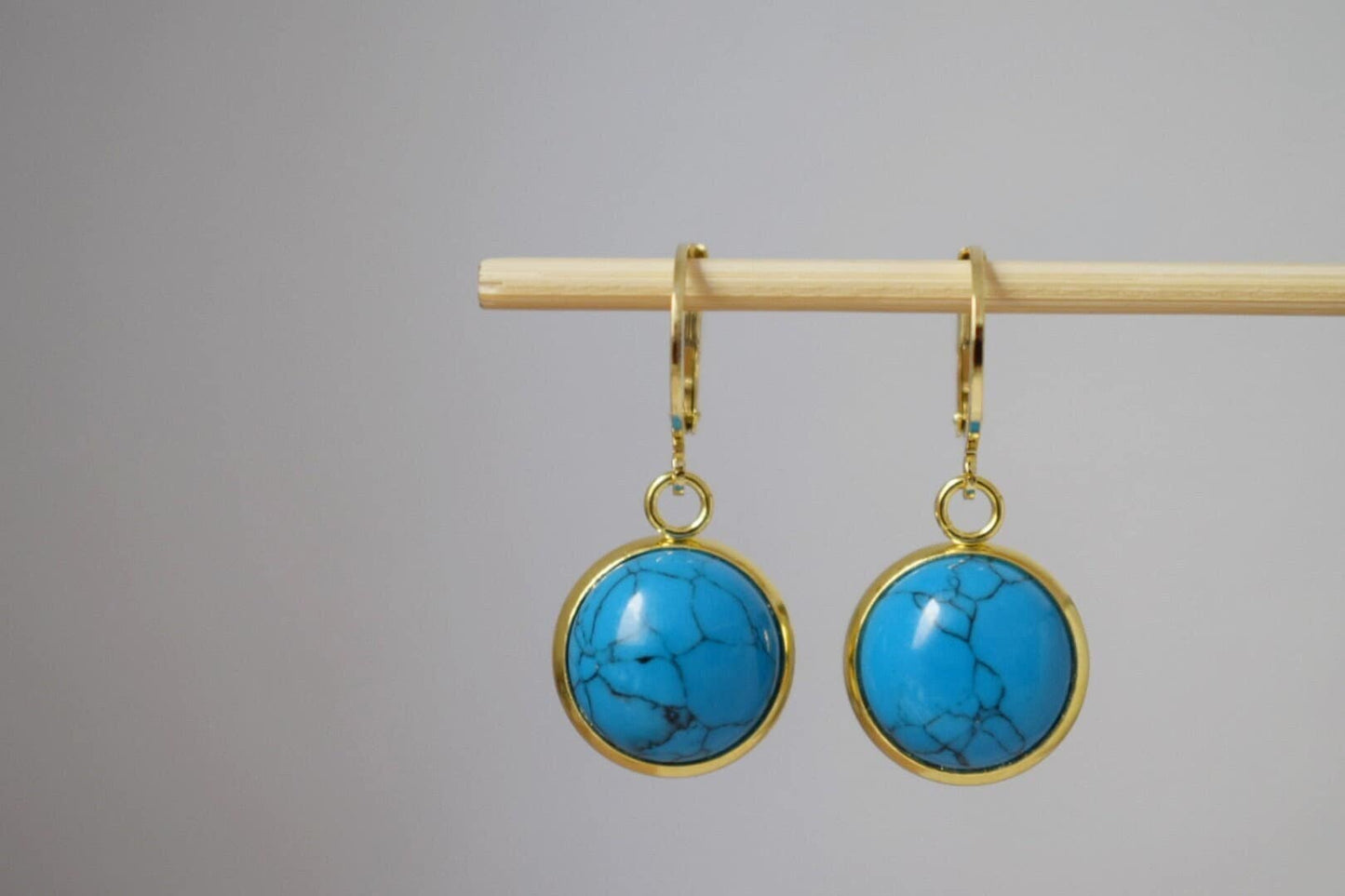 Türkisfarbene Ohrringe in Gold, Huggie-Ohrringe, runde Edelstein-Hängeohrringe, Lever Back-Creolen, Türkisschmuck, Geschenk für Sie