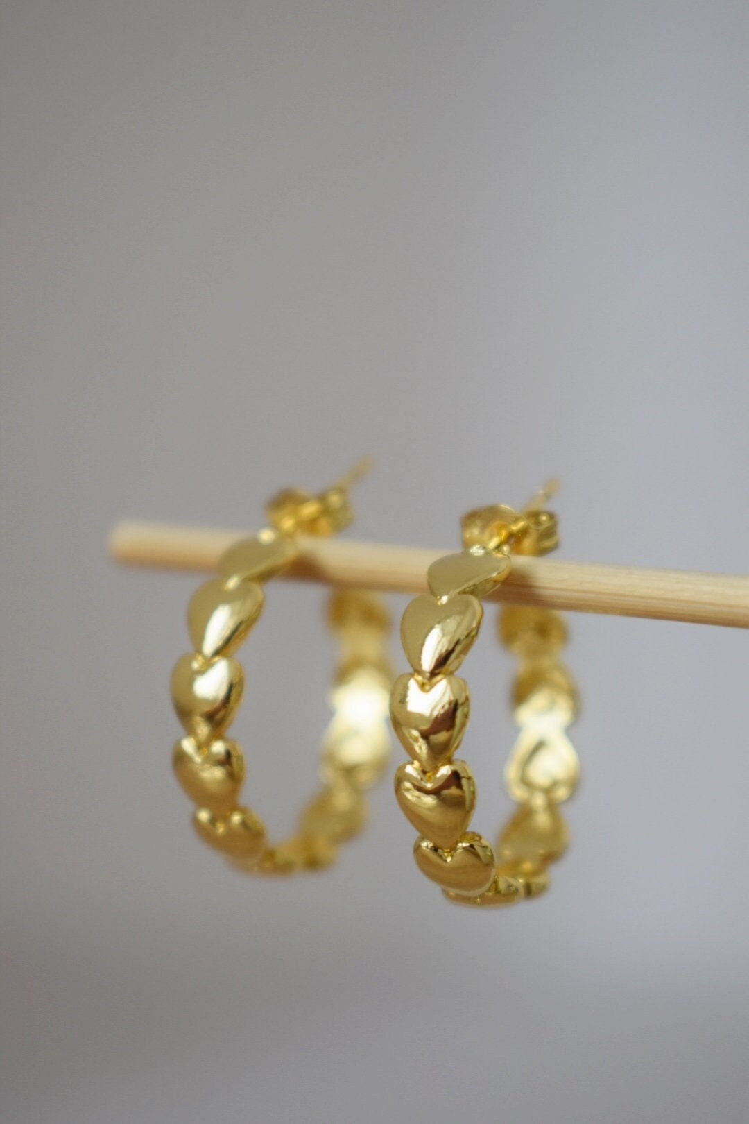 Herz Ohrstecker, Halbkreis Ohrstecker, C Form, Halbkreis Ohrringe, 18k vergoldete Ohrringe, Statement Creolen, Moderne Ohrringe, Geschenk