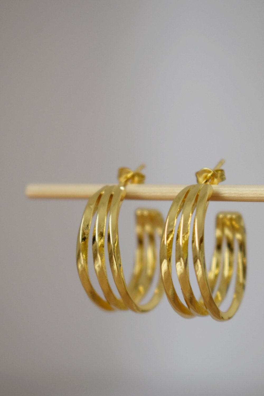 Dreilagige Ohrringe, 18 Karat vergoldete dreireihige Ohrstecker, Statement Chunky Half Hoops für Frauen, Boho Modern Ohrringe, Geschenk für Sie