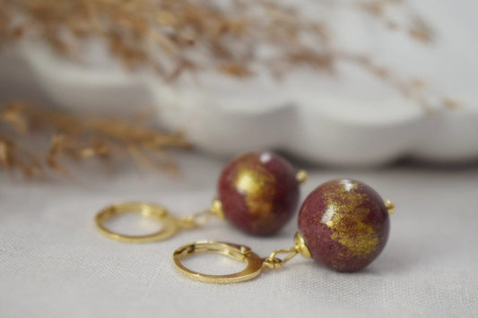 Weinrote Jade-Ohrringe, Jade-Perlen-Creolen, Edelstein-Huggies, Burgunderfarbene Ohrringe für Frauen, Jade-Perle mit Goldfolie, Perlen-Creolen, Geschenkschmuck