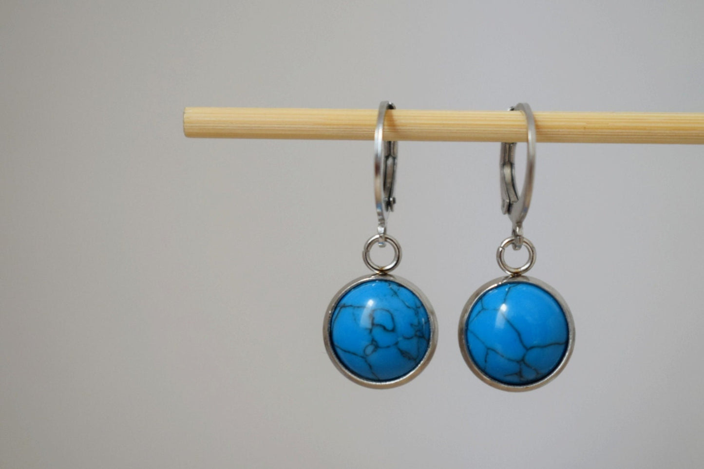 Türkisfarbene Ohrringe, Huggie-Ohrringe mit türkisfarbenem Anhänger aus Edelstahl, Runde Edelstein-Creolen, Kleiner Boho-Schmuck, Geschenk für Sie