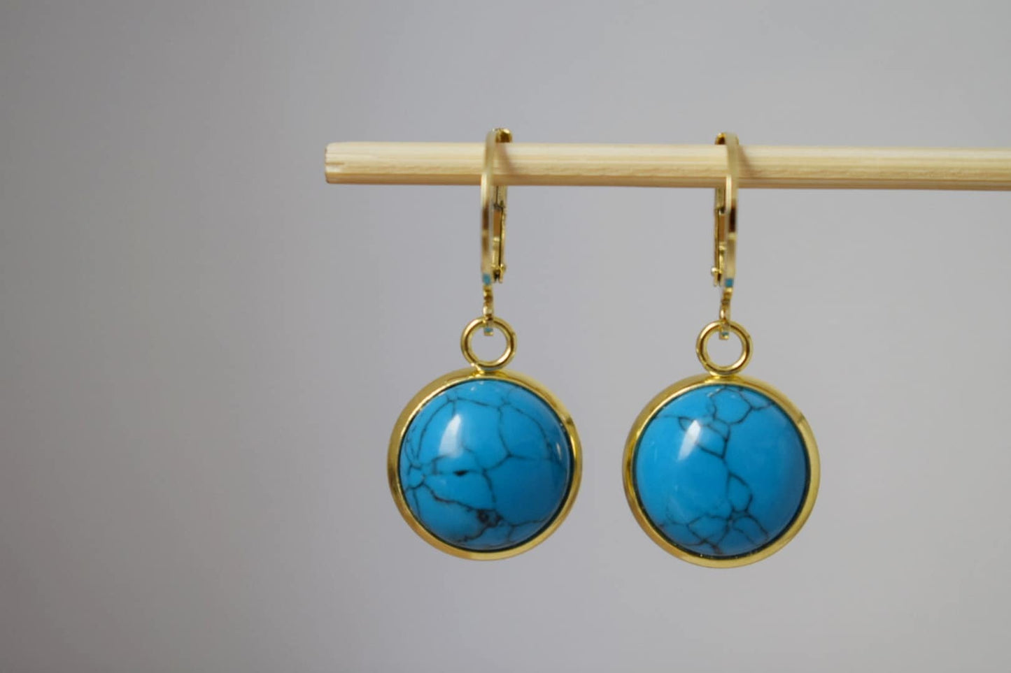 Türkisfarbene Ohrringe in Gold, Huggie-Ohrringe, runde Edelstein-Hängeohrringe, Lever Back-Creolen, Türkisschmuck, Geschenk für Sie