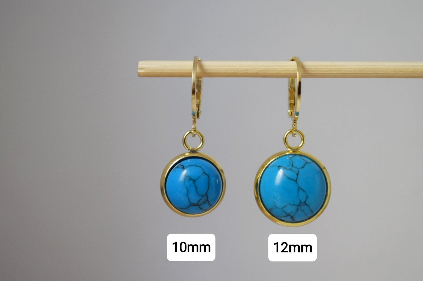 Türkisfarbene Ohrringe in Gold, Huggie-Ohrringe, runde Edelstein-Hängeohrringe, Lever Back-Creolen, Türkisschmuck, Geschenk für Sie