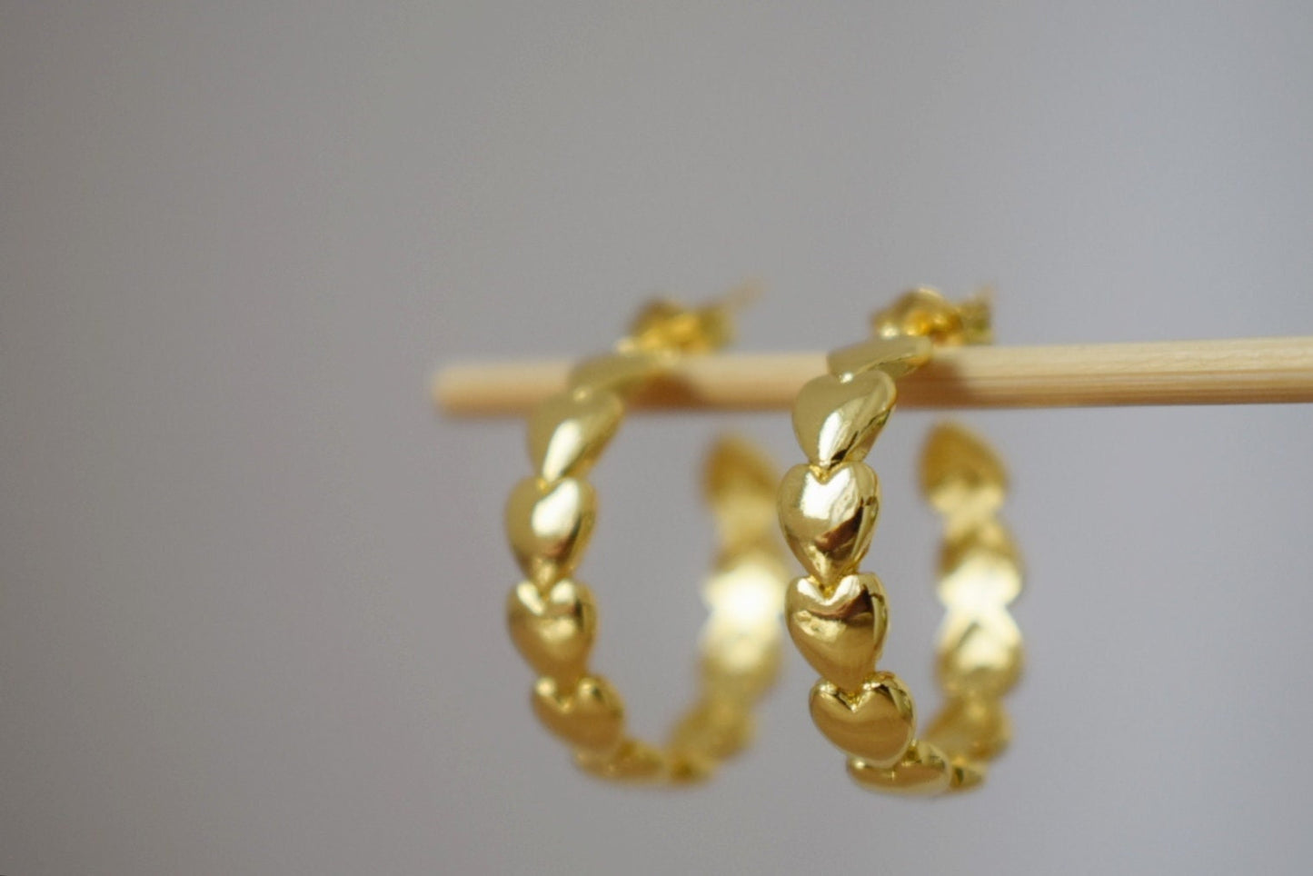 Herz Ohrstecker, Halbkreis Ohrstecker, C Form, Halbkreis Ohrringe, 18k vergoldete Ohrringe, Statement Creolen, Moderne Ohrringe, Geschenk