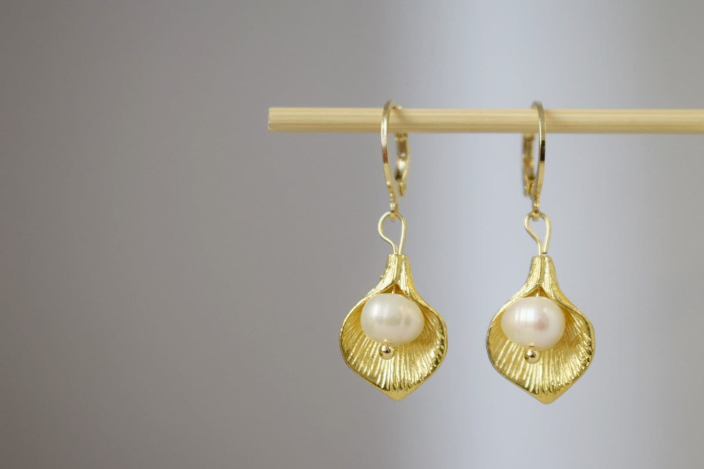 Zierliche Calla-Lilien-förmige Charm-Huggie-Ohrringe mit Süßwasserperle, Goldene Ohrhänger, Brauthochzeitsperlenschmuck