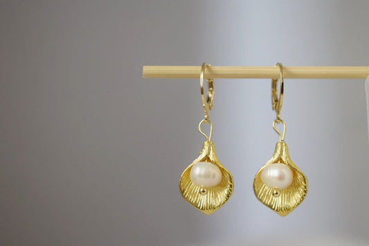 Zierliche Calla-Lilien-förmige Charm-Huggie-Ohrringe mit Süßwasserperle, Goldene Ohrhänger, Brauthochzeitsperlenschmuck