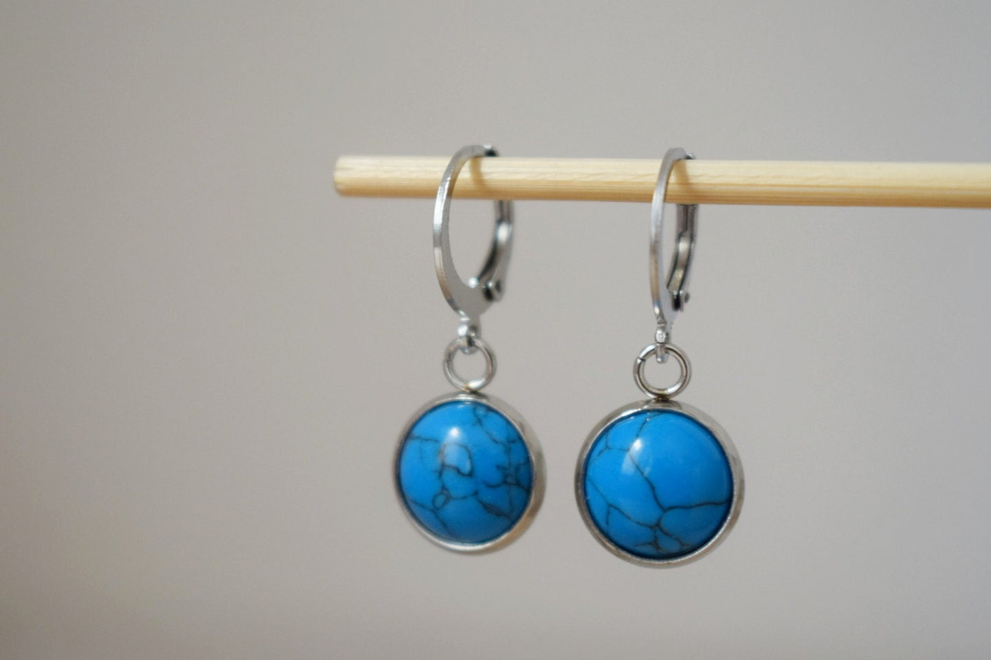 Türkisfarbene Ohrringe, Huggie-Ohrringe mit türkisfarbenem Anhänger aus Edelstahl, Runde Edelstein-Creolen, Kleiner Boho-Schmuck, Geschenk für Sie