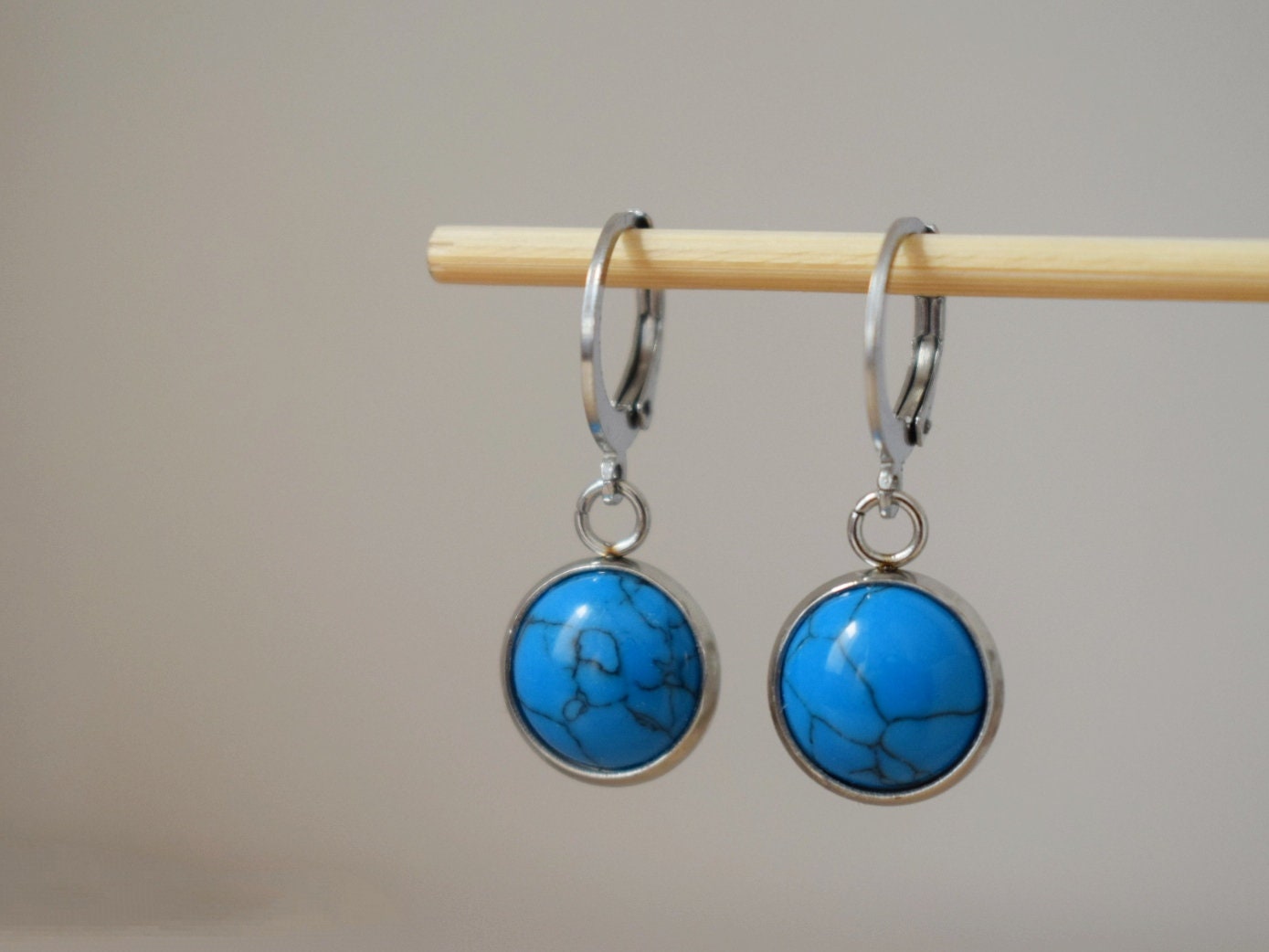 Türkisfarbene Ohrringe, Huggie-Ohrringe mit türkisfarbenem Anhänger aus Edelstahl, Runde Edelstein-Creolen, Kleiner Boho-Schmuck, Geschenk für Sie