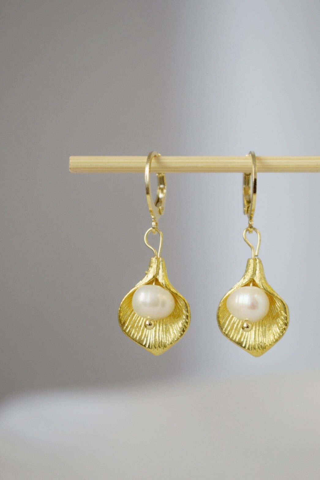 Zierliche Calla-Lilien-förmige Charm-Huggie-Ohrringe mit Süßwasserperle, Goldene Ohrhänger, Brauthochzeitsperlenschmuck