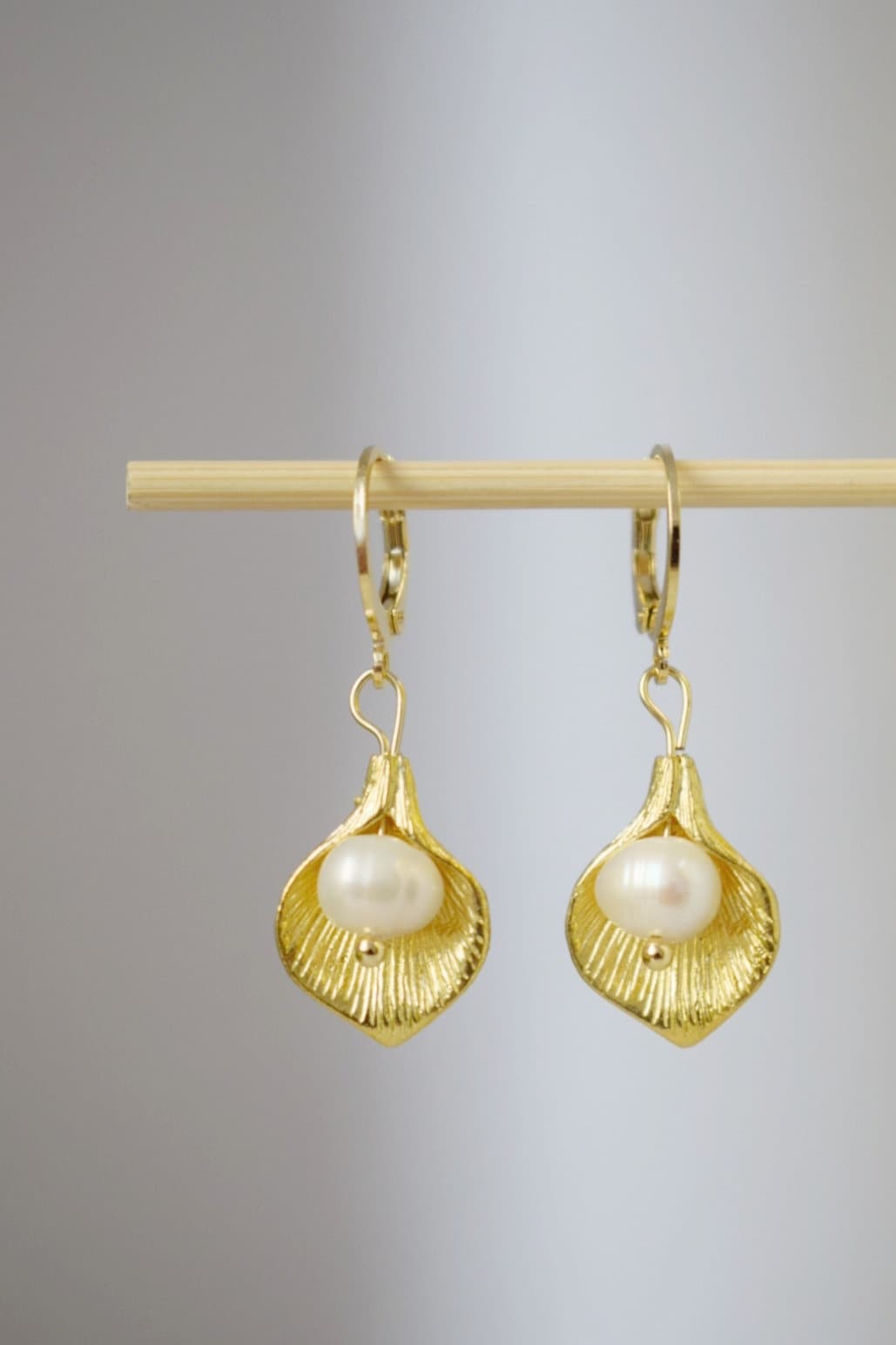 Zierliche Calla-Lilien-förmige Charm-Huggie-Ohrringe mit Süßwasserperle, Goldene Ohrhänger, Brauthochzeitsperlenschmuck