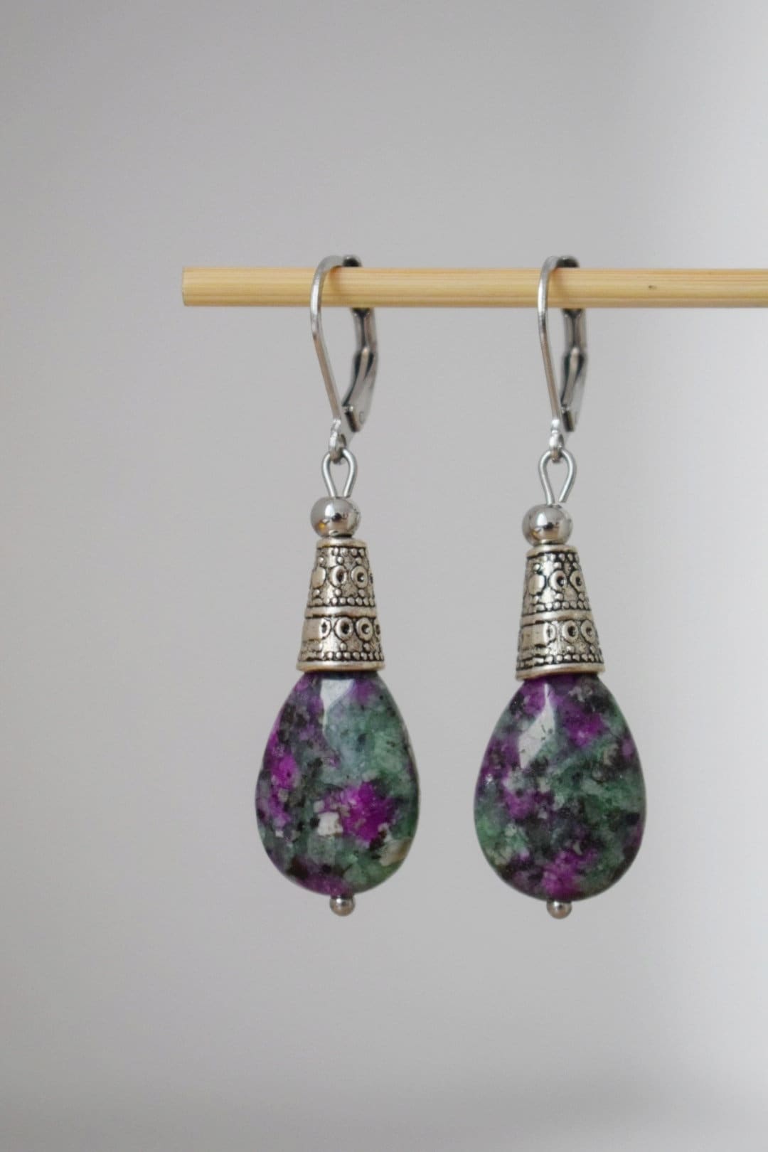 Creolen mit Rubin in Zoisit, Perlen-Ohrringe in Tropfenform, baumelnde Ohrringe aus Edelstahl mit Edelsteinen, Grün, Rosa, Silber, Rubin-Fuchsit-Schmuck