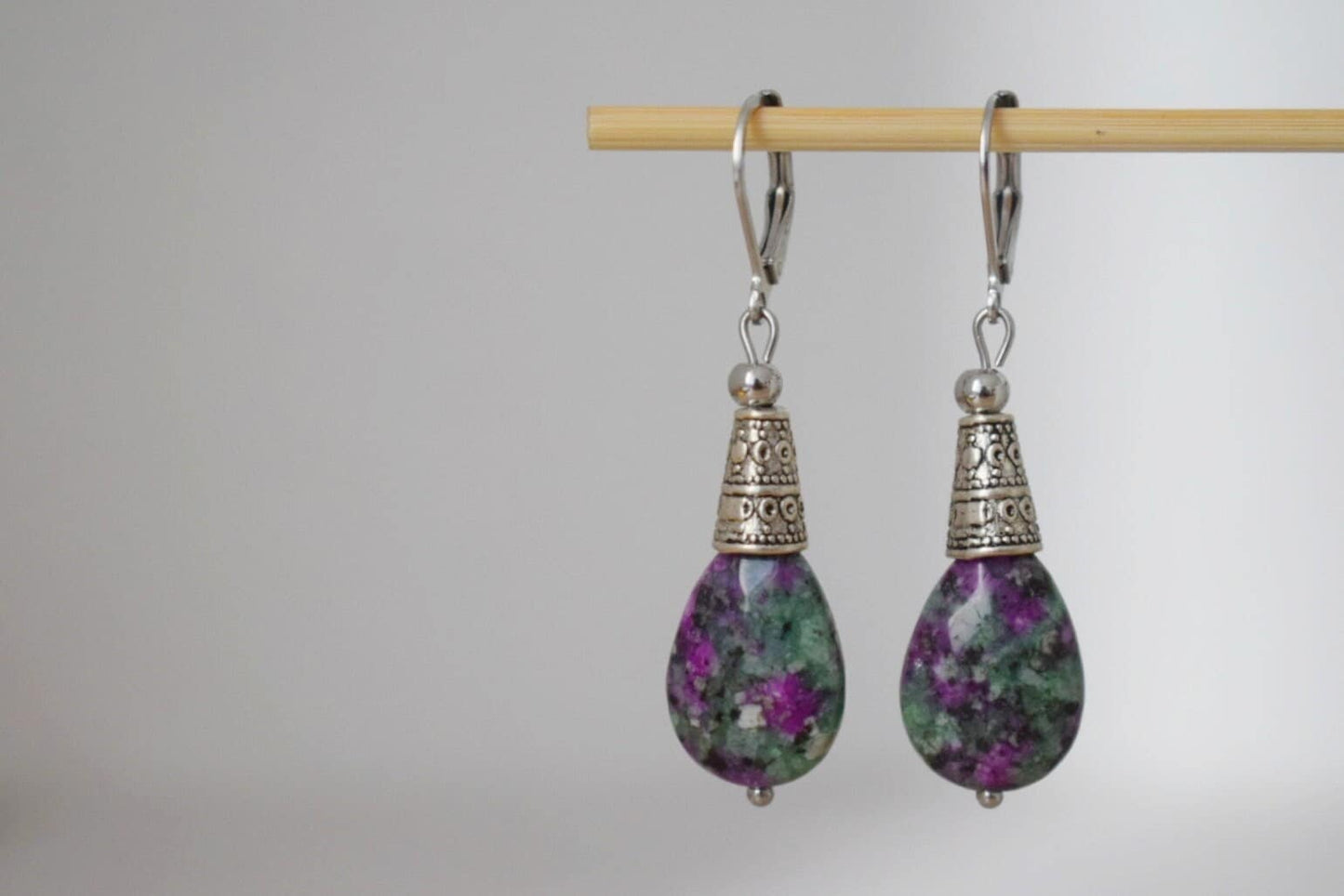 Creolen mit Rubin in Zoisit, Perlen-Ohrringe in Tropfenform, baumelnde Ohrringe aus Edelstahl mit Edelsteinen, Grün, Rosa, Silber, Rubin-Fuchsit-Schmuck