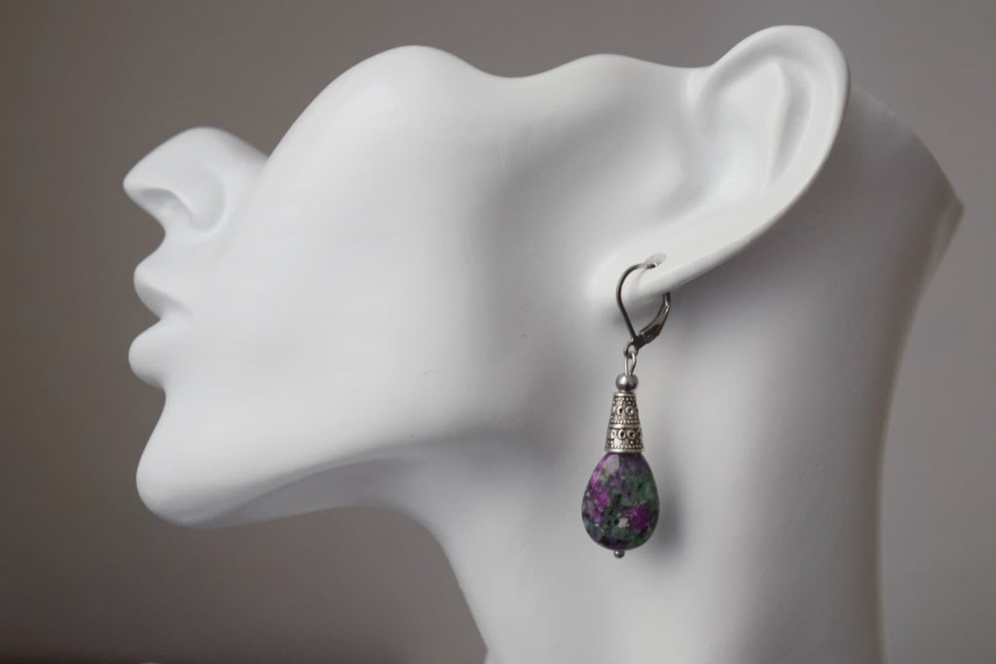 Creolen mit Rubin in Zoisit, Perlen-Ohrringe in Tropfenform, baumelnde Ohrringe aus Edelstahl mit Edelsteinen, Grün, Rosa, Silber, Rubin-Fuchsit-Schmuck