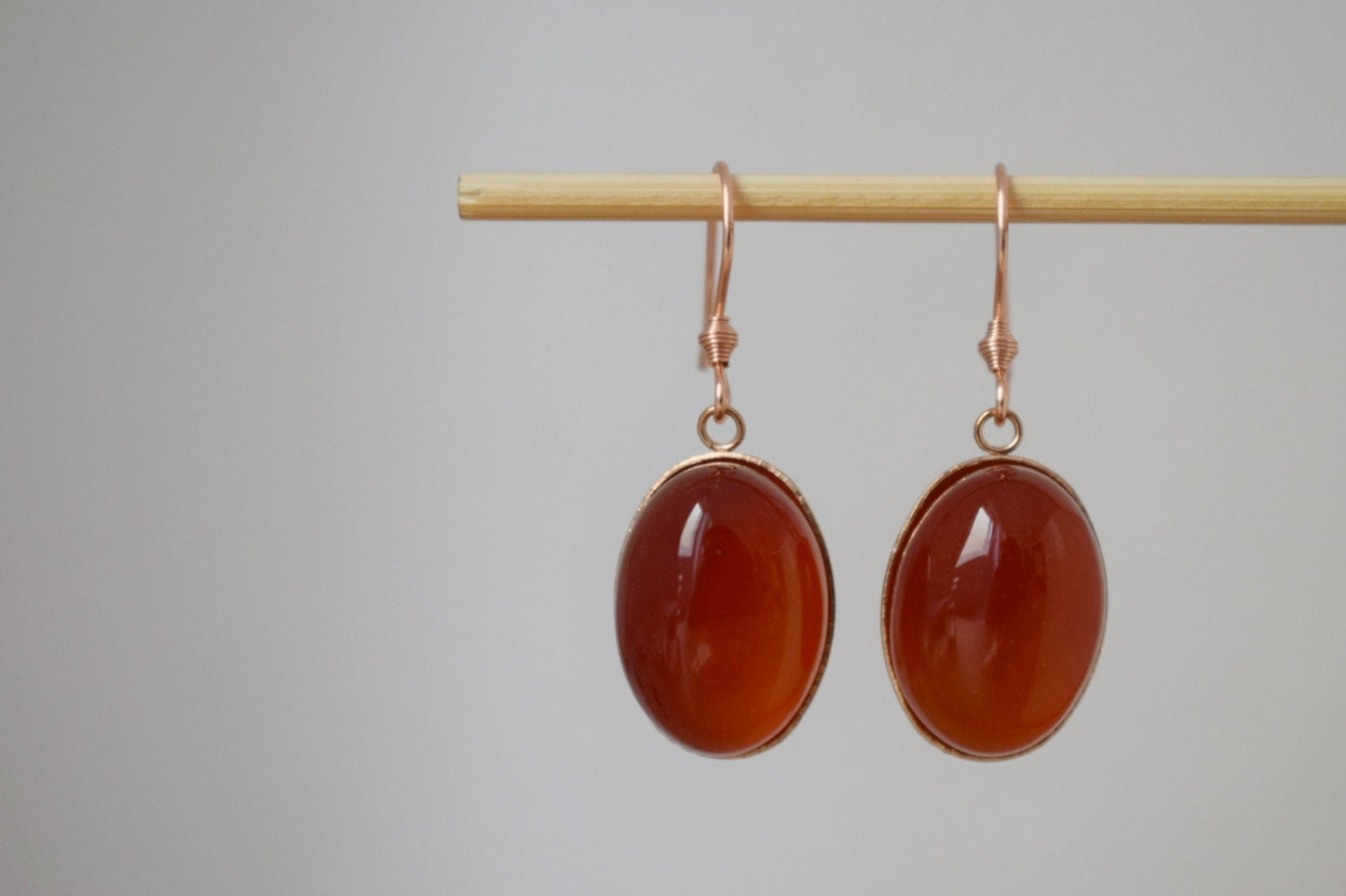 Rote Achat Ohrringe, Ovaler Edelstein Anhänger, Baumelnde Ohrringe, Edelstahl, Geburtsstein, Rosévergoldeter Schmuck, Geschenk für Sie