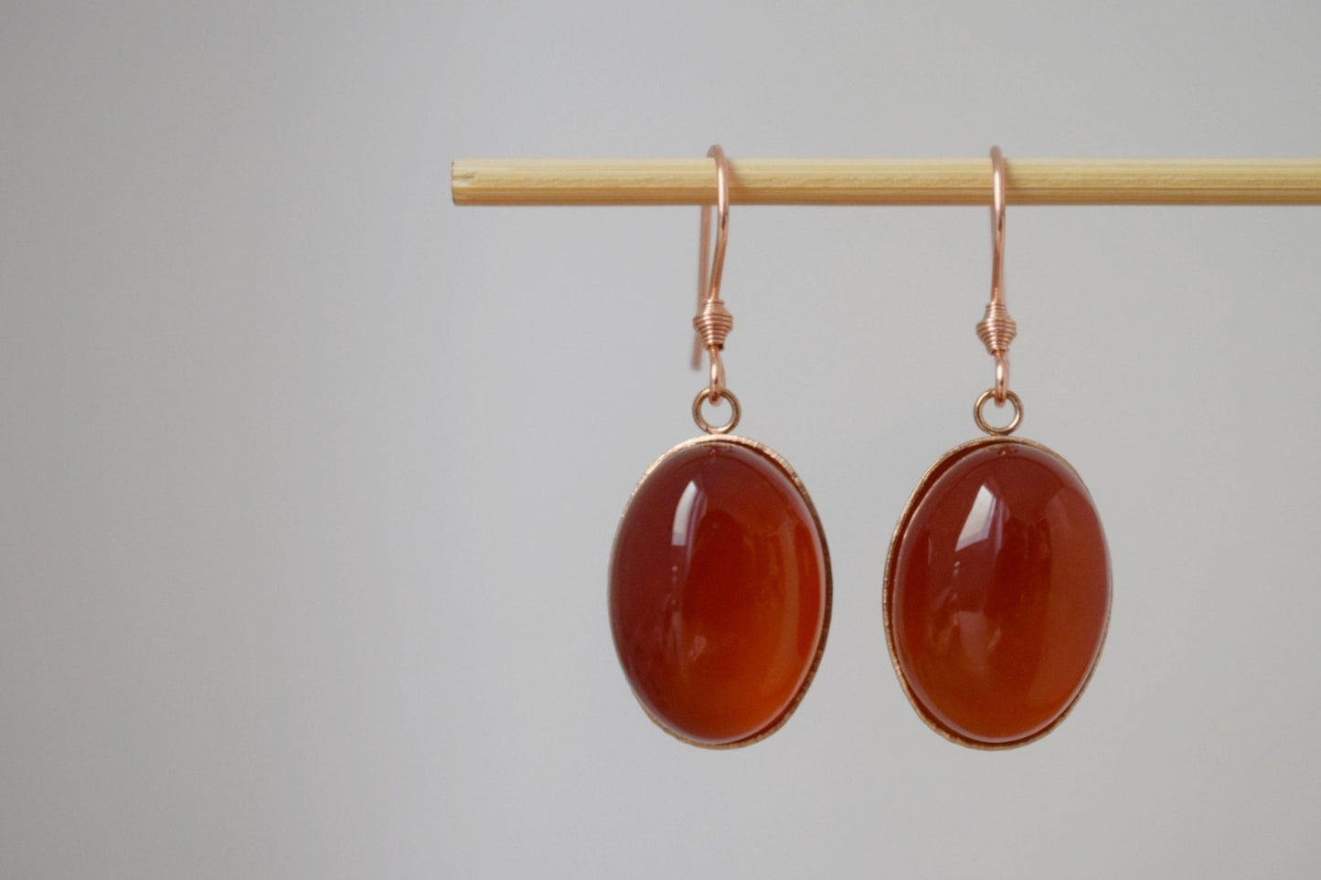 Rote Achat Ohrringe, Ovaler Edelstein Anhänger, Baumelnde Ohrringe, Edelstahl, Geburtsstein, Rosévergoldeter Schmuck, Geschenk für Sie