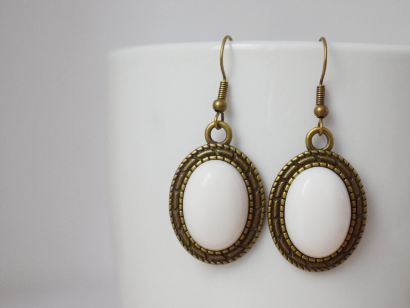 Vintage weiße Jade Ohrringe, Edelstein Tropfen Ohrringe, Stein Hängeohrringe, Statement Filigran Ohrringe, Schmuck Geschenk für Frauen